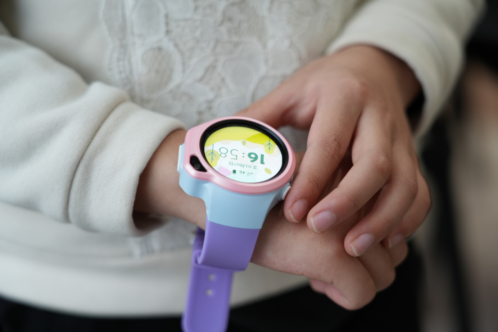 myFirst Fone R1sは腕時計型のため子供が常に身に着けており安心